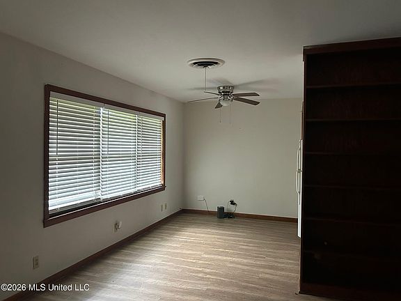 4th image of 122 Crescent Dr