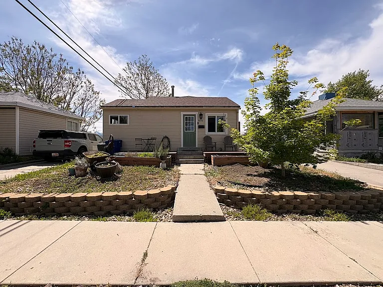 670 E Hollywood Ave — Photo 1
