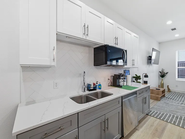 2406 Merlin St — Photo 11