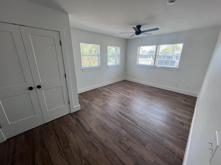 2904 W 21st St — Photo 5