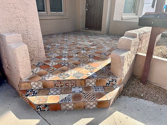 Adorable tiled front porch