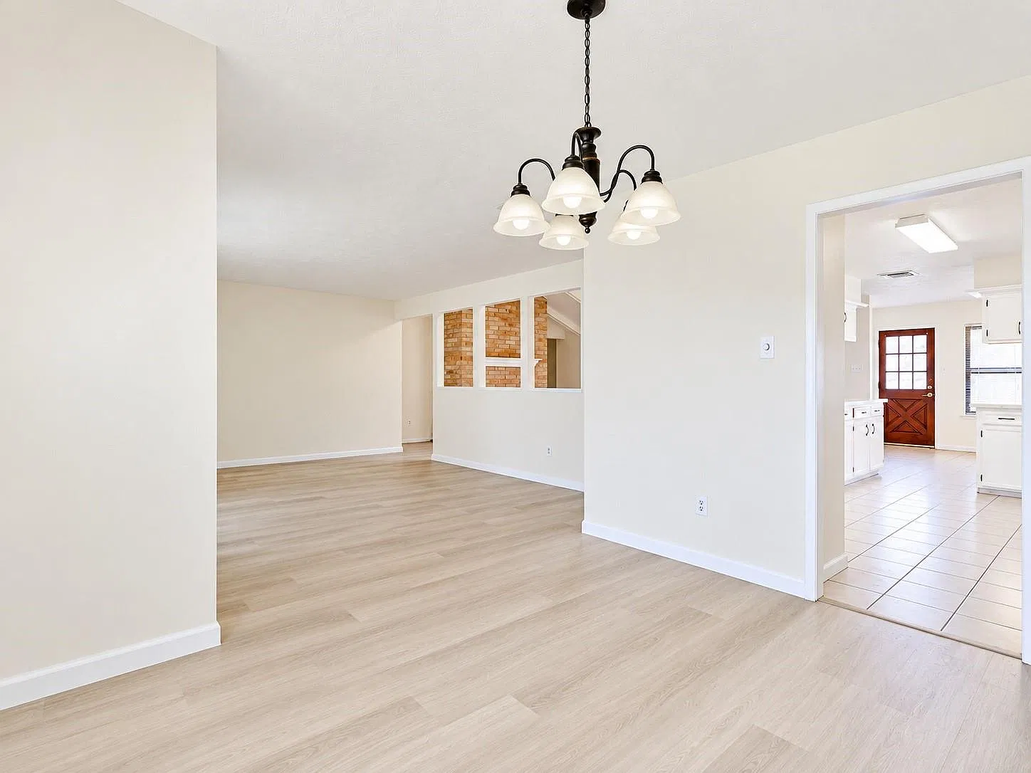 4 bed, 2.0 bath, 2447 sqft, $2,600 — Photo 4
