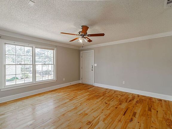 3rd image of 118 Barrington Dr APT 3