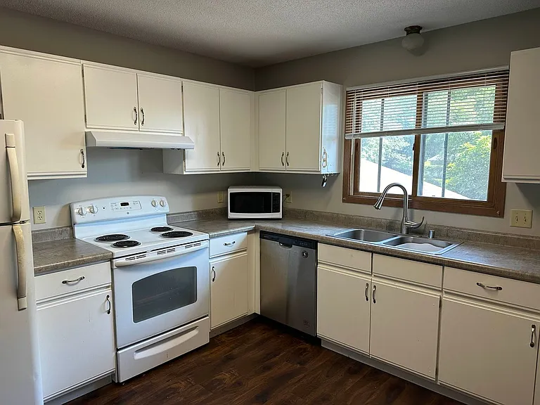 1204-1226 Devney Dr — Photo 2