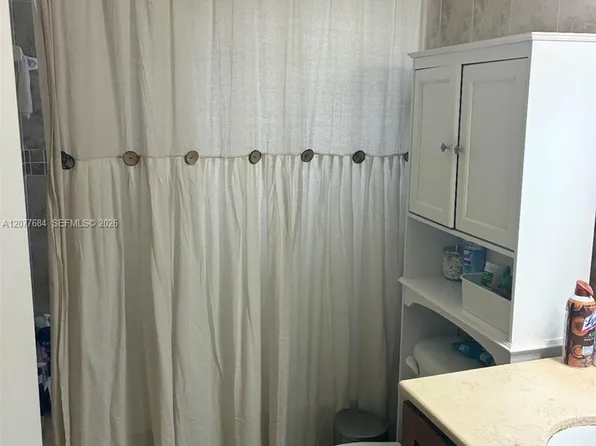 4550 NW 9th St APT 821E, Miami, FL 33126