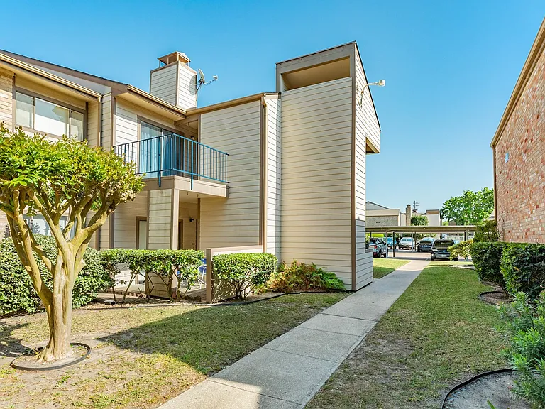 7140 N Holiday Dr — Photo 3