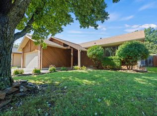 1335 S Sieger Dr, Springfield, MO 65804