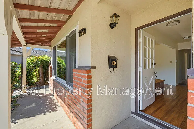 3 bed, 2.0 bath, 1526 sqft, $5,900 — Photo 3
