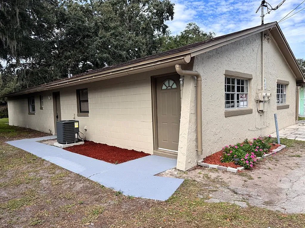 2 bed, 1.0 bath, 1829 sqft, $1,700 — Photo 1