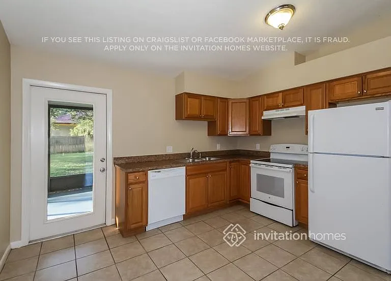 1661 New London St — Photo 9