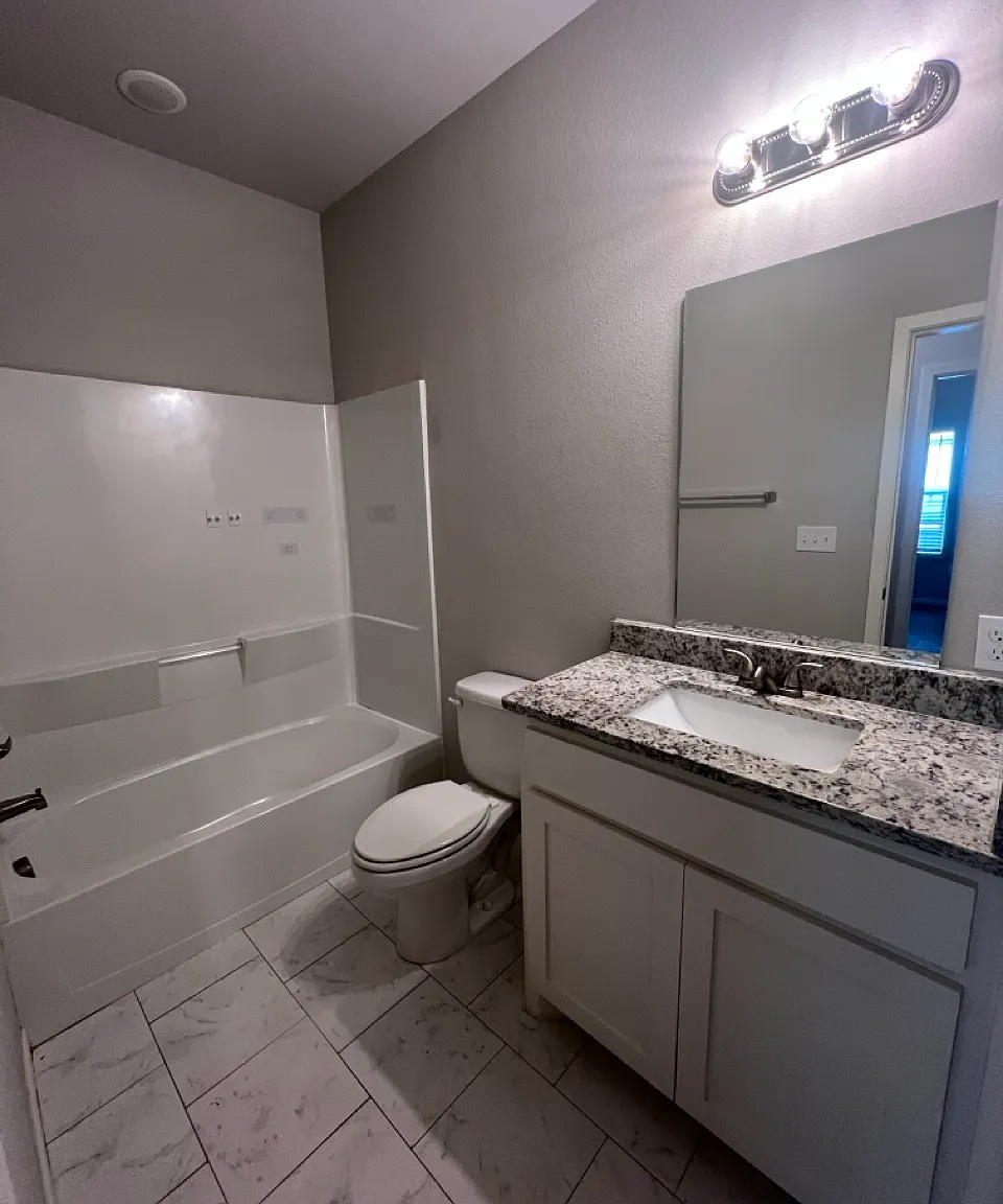 3 bed, 1094 sqft, $1,445 — Photo 2