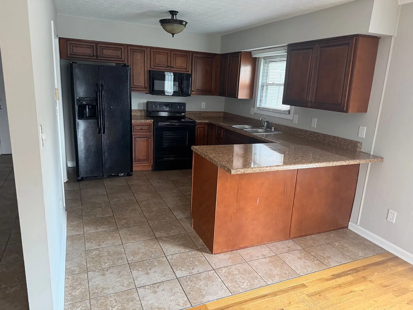 4 bedroom 2.5 bathroom house for rent — Photo 4