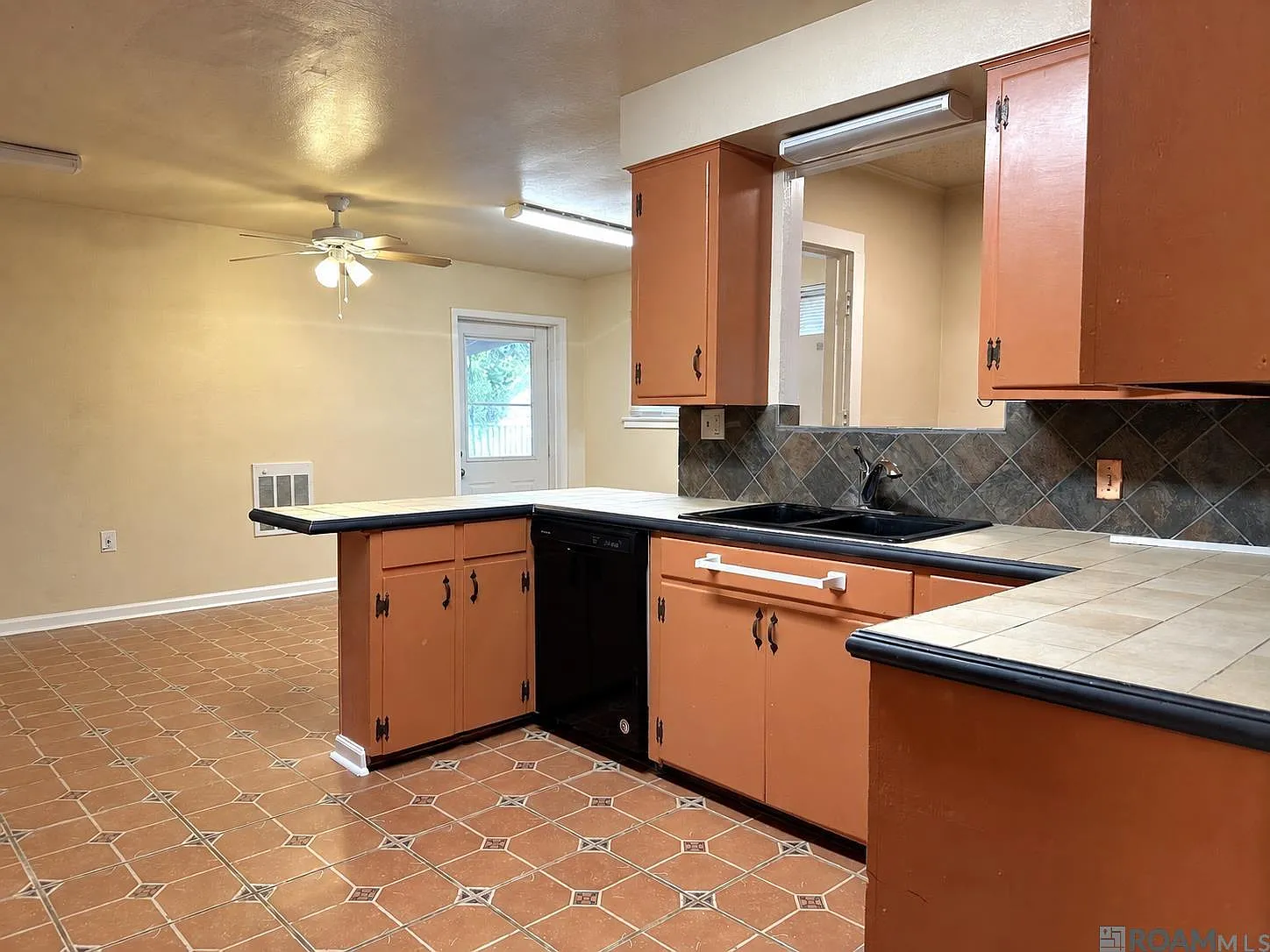 3 bed, 1600 sqft, $1,700 — Photo 4