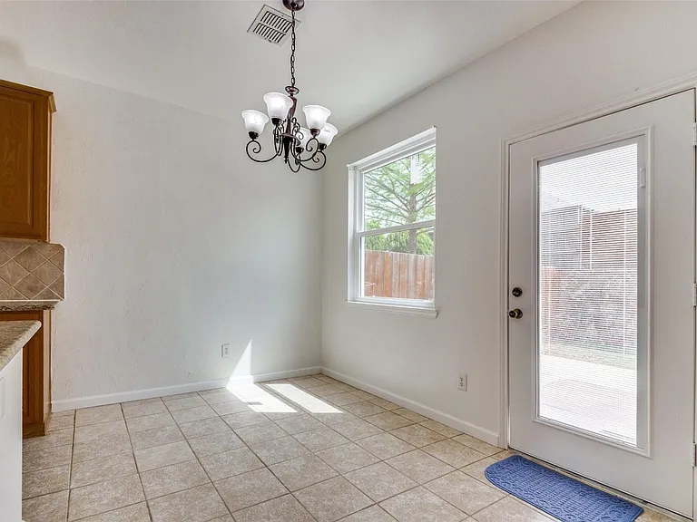 9720 Kingsmill Dr — Photo 8