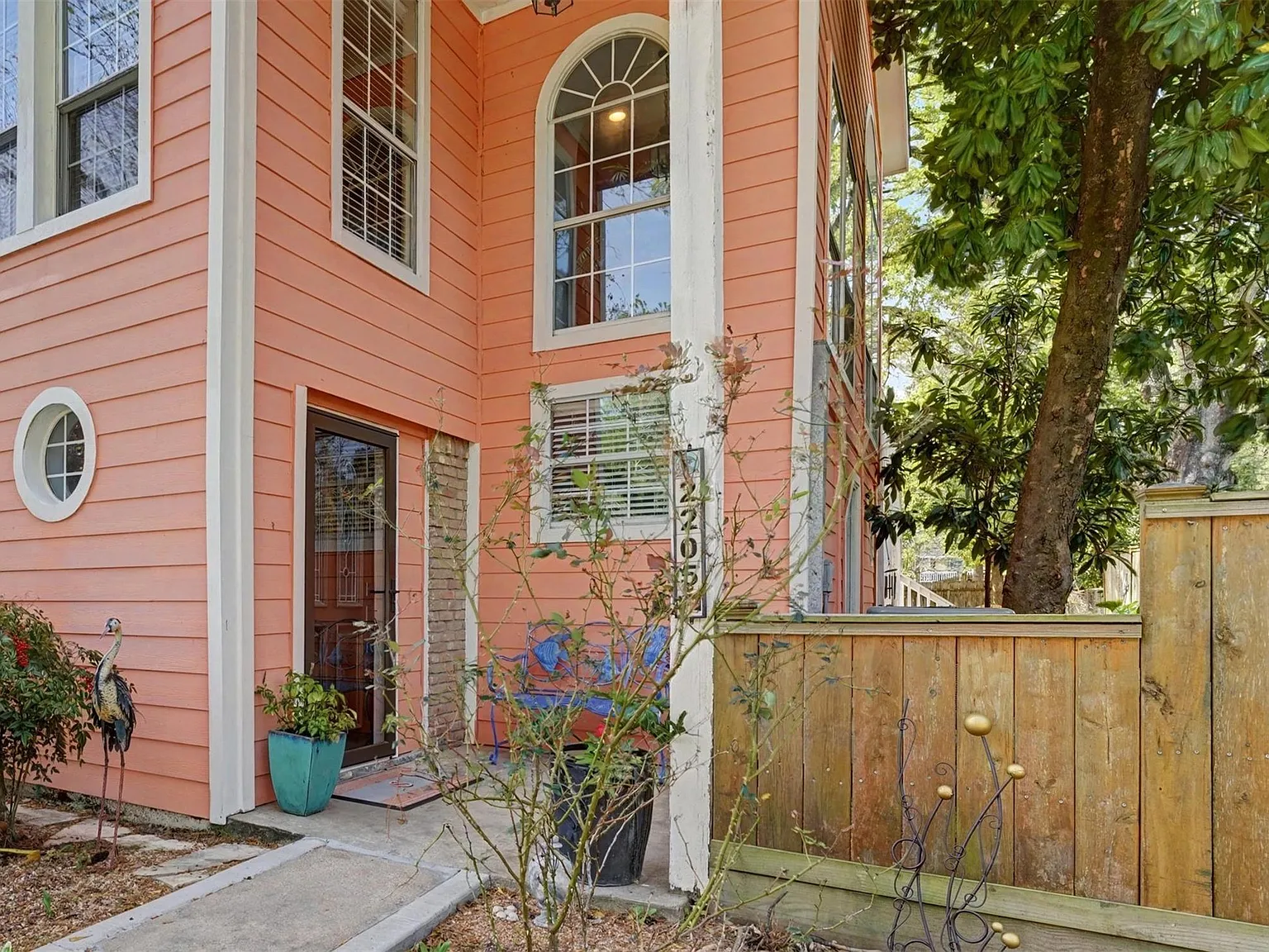 3 bed, 2.0 bath, 2552 sqft, $2,400 — Photo 2