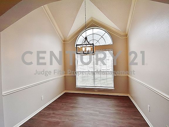 4th image of 1402 Lost Creek Dr