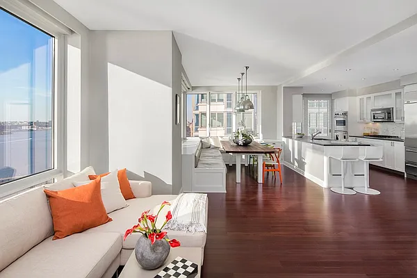 Sold by Dolly Lenz Real Estate LLC | media 7