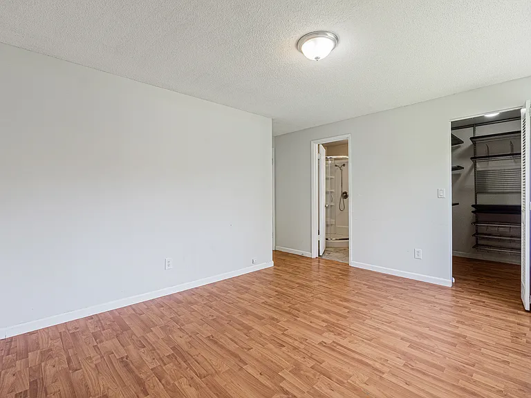 10434 NE 16th Pl — Photo 3