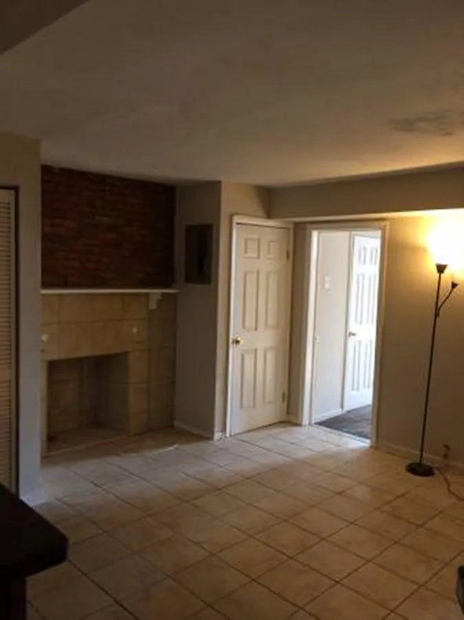 3 bed, 900 sqft, $1,660 — Photo 3