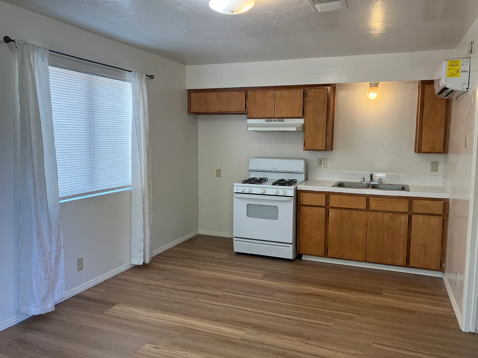 443 S Hamlin Rd — Photo 3
