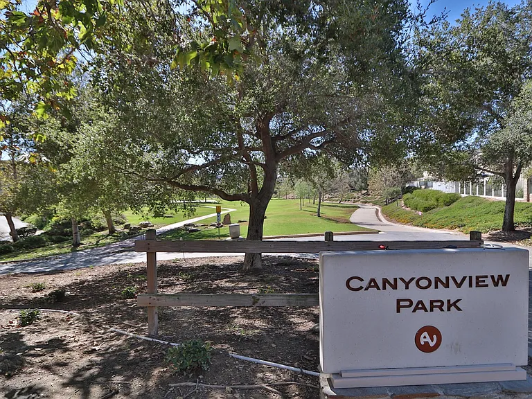 Caynonview park is one of Aliso Viejo's most beautiful parks. Just minutes by walking.