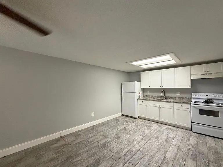 Strawberry Place Apartments — Photo 15
