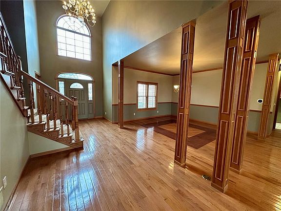 4th image of 610 E 14th St