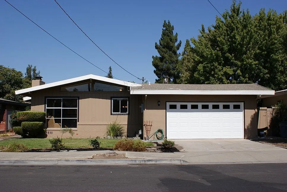 1372 Juniper St photo 1