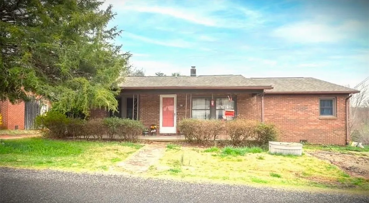 3 bed, 1.5 bath, 1400 sqft, $1,750 — Photo 1