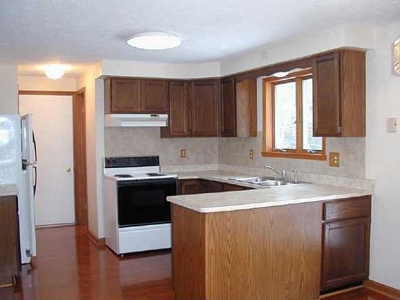 5th image of 16 Maplegrove Dr