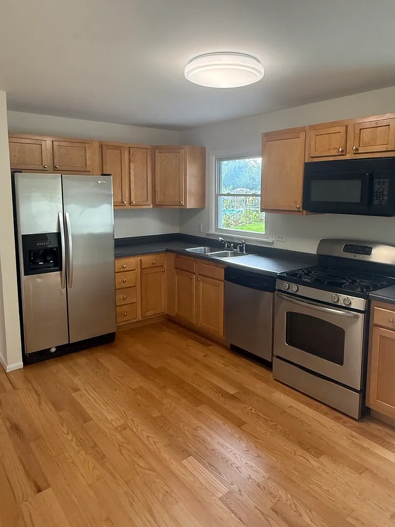 3 bed, 1000 sqft, $2,100 — Photo 2