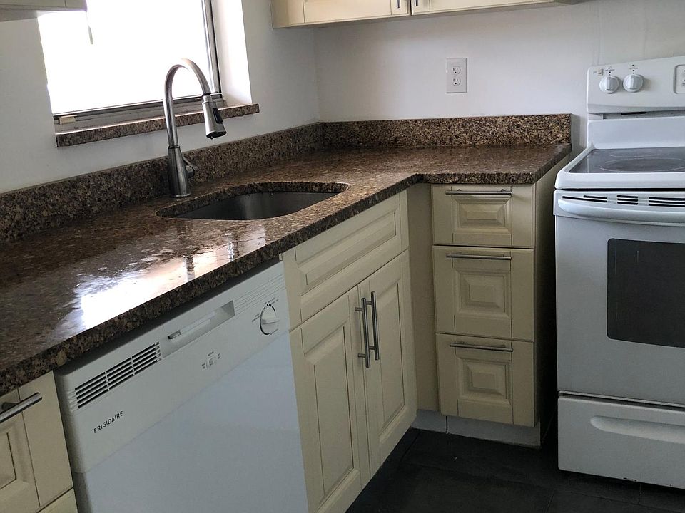 Kitchen, granite countertops