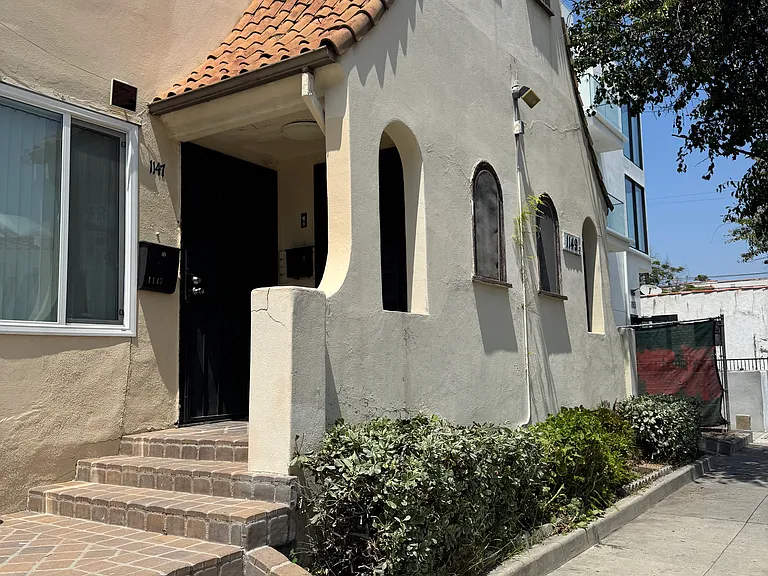 1147 Gordon St — Photo 3
