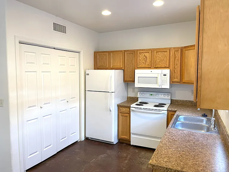 1307 W Saint Clair St #2 — Photo 13