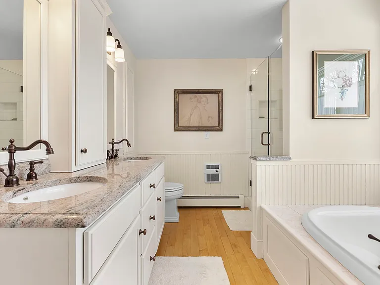 Primary En-Suite Bathroom