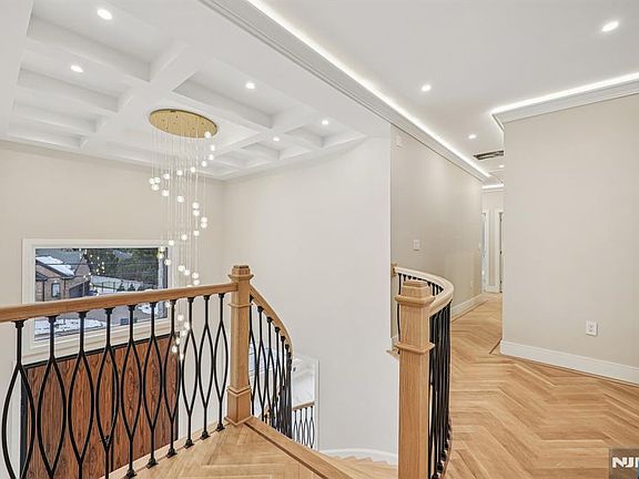 3rd image of 25 Macarthur Ave