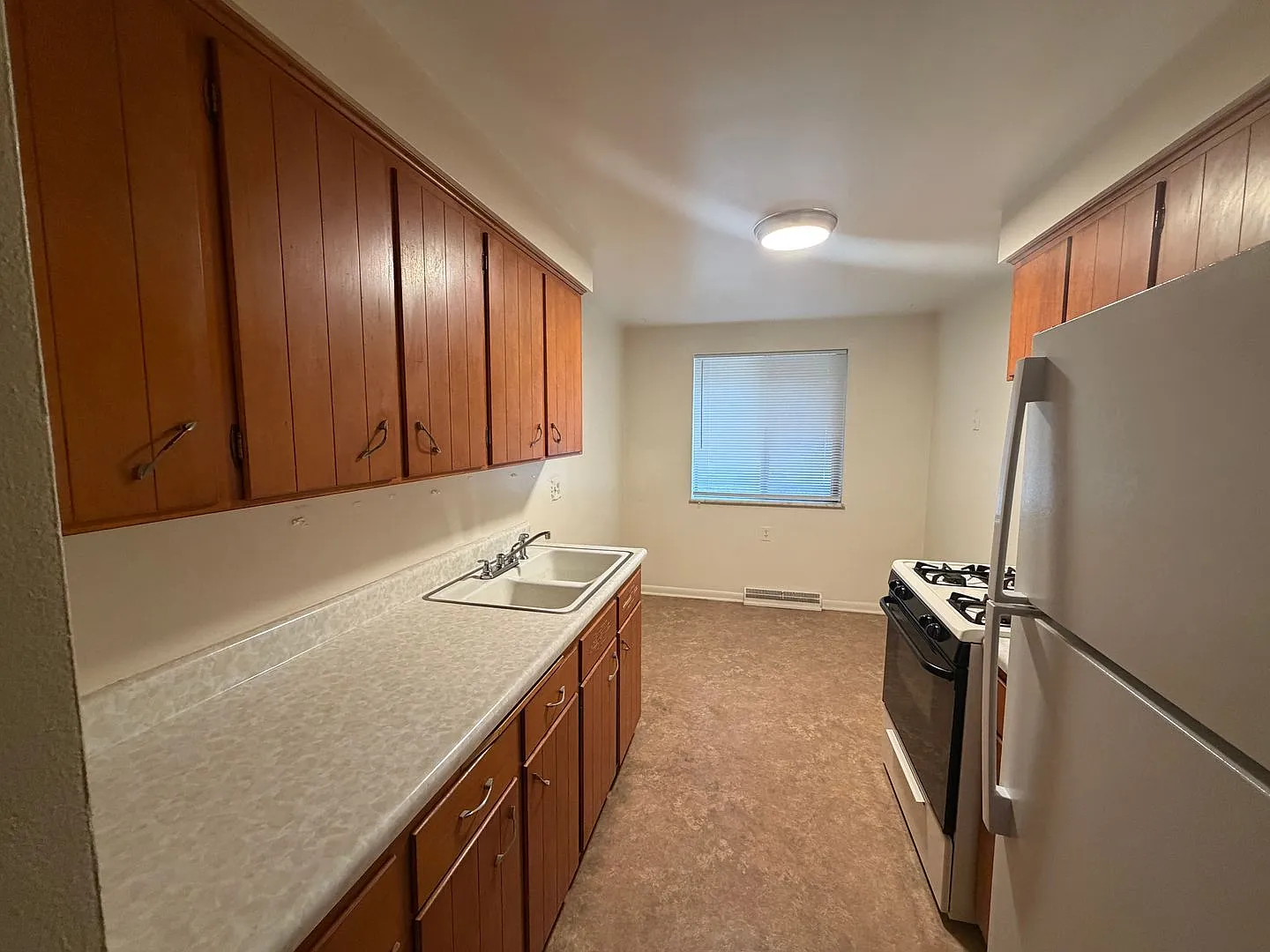 239 E Oak Cliff Court — Photo 3