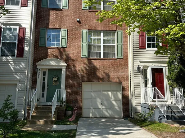 2474 Rolling Plains Dr, Herndon, VA 20171