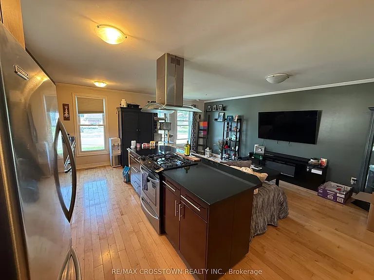28 Austen Ln — Photo 2