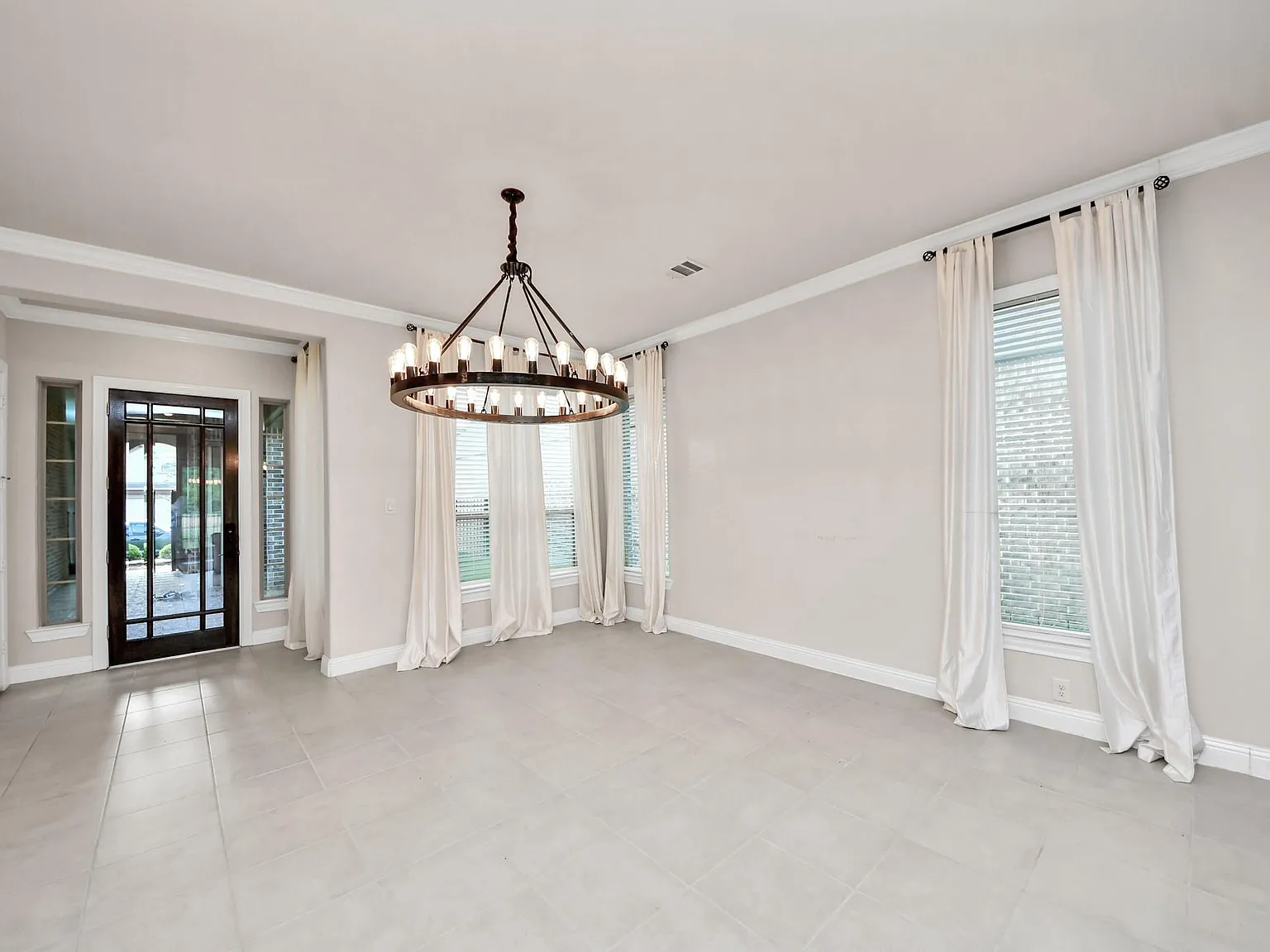 3 bed, 5.0 bath, 2996 sqft, $4,200 — Photo 2