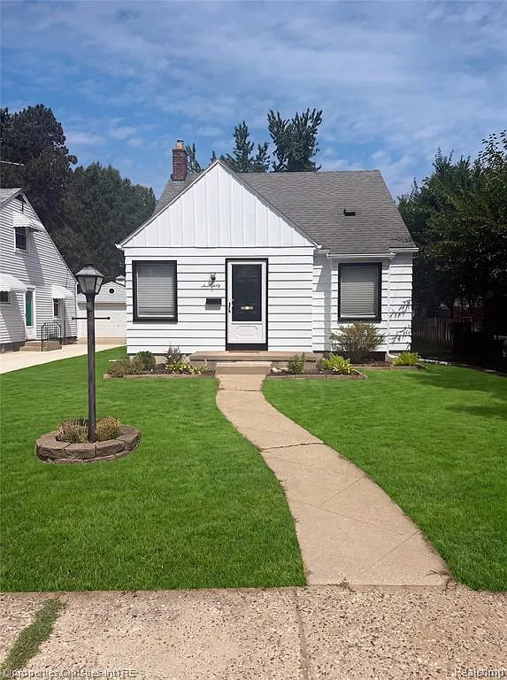 3 bed, 1.0 bath, 962 sqft, $2,400 — Photo 1