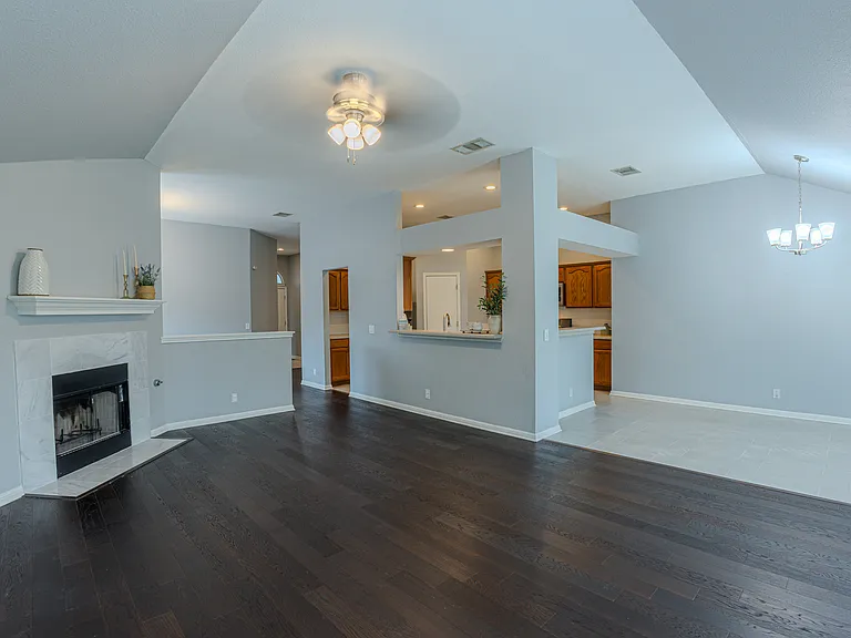 208 Discovery — Photo 2