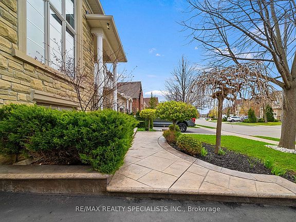 3rd image of 31 Saint Hubert Dr