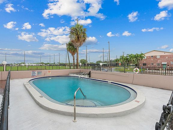 3rd image of 290 NE 40th Street #12