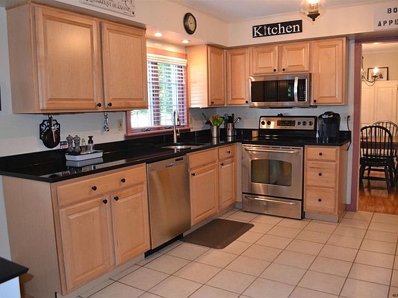3rd image of 11 Oakwood Dr