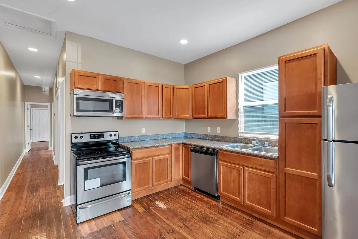 2 bed, 1.0 bath, 672 sqft, $1,300 — Photo 1
