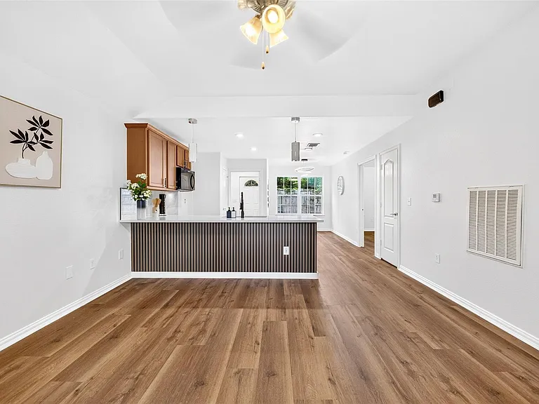 1302 Shearn St — Photo 10