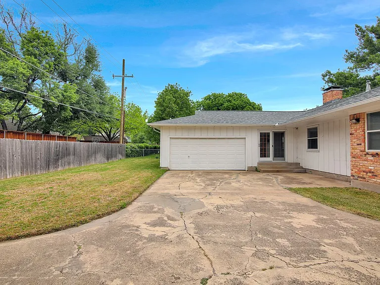 1007 Newberry Dr — Photo 5
