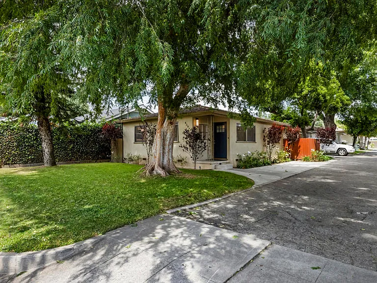 420 Violet Ave — Photo 1