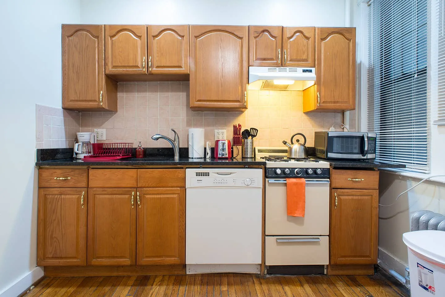 2 bed, 600 sqft, $3,500 — Photo 1